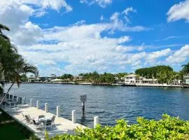 Renovated Intercoastal 2Bdrm 1 bath condo Walk to Beach