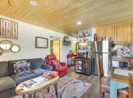 Ski-In Red River Retreat: Balcony, Mountain Views!, hotel di Red River