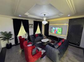 Luxe Lagos Retreat with 3 Bedrooms, caba&ntilde;a en Ososun