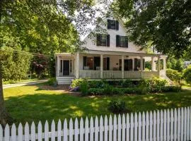 Shopping Restaurants 6 mins to Beach AC