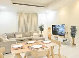 RJ's - Beautiful 3 Bedroom Apartment