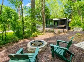 Cute Riverside Cabin w Hot Tub Fire Pit & Kayaks