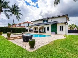 Luxury Tropical Living , 4BR w Backyard Pool Oasis