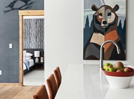 New Spacious Mountain View Condo in Canmore With Hot Tub, Park Pass, Prime Location، فندق في كانمور