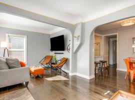 Near Hospitals and Red Rocks Dog-Friendly Home!, hotel v destinaci Englewood