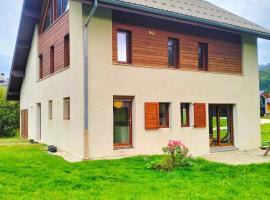 Maison spacieuse à Corrençon avec terrasse et jardin, 4 chambres - FR-1-761-1, hotel in Corrençon-en-Vercors