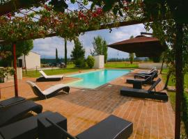 Modern holiday home in Foligno - Loc with pool, hotel v destinaci Case Vecchie