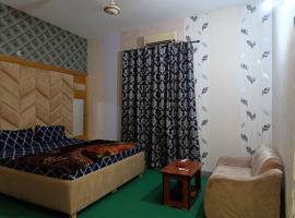 Lux Living Lodge Guest House, Hotel in der Nähe vom Allama Iqbal International Airport - LHE, Lahore