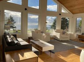 Private Waterfront Luxury with Hot Tub and Barrel Sauna, hotel en Sydney Forks