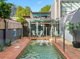 Country in City Darling Harbour Retreat Pool
