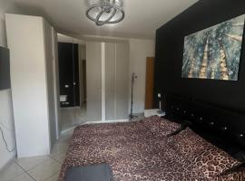 Appartamento grazioso con giardino, hotel v destinaci Porto Recanati