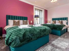 Elderberry Hall The Ultimate Family Reunion HQ, hotel dengan hot tub di Fishburn