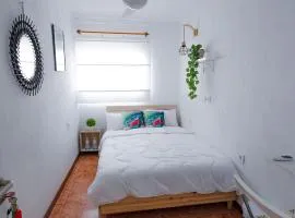 Habitación cama matrimonio piso compartido