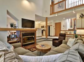 Woods Resort and Spa A7 - Cozy 2-Bedroom Condo with Skiing, Tennis, Spa, Hot Tub and Pool Access, hotel in Killington