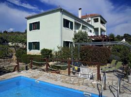 Apartments Toni, hotel in Maslinica