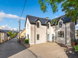 3 bedroom pet friendly home in the heart of Kenmare town, hotel v destinaci Kenmare