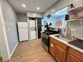 Berea's Blue Bungalow - Near Hopkins Airport, IX Center, NASA, Cle MetroParks & Baldwin Wallace - Coffee Provided!, hotel en Berea