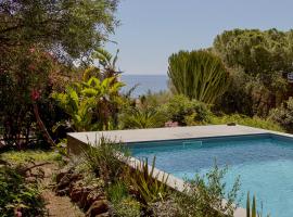 Il Polpo Nero l Villa Vue Mer, Piscine, Rooftop & 2 Vespa, hotel v destinaci Porto Columbu - Perdʼe Sali