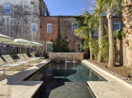 The Nicholas Veranda King Suite - Steps to King, B&B in Charleston