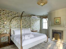 The Nicholas Veranda King Suite - Steps to King, Bed & Breakfast in Charleston