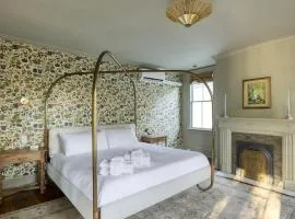 The Nicholas Veranda King Suite - Steps to King