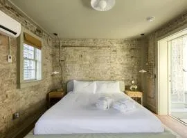 Historic B&B King Suite- Walk to King