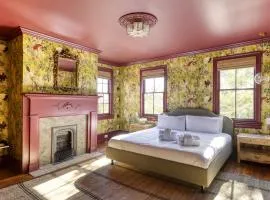 The Nicholas George's King Suite- Walk to King
