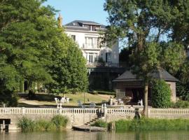 Maison de famille de charme en pleine nature en bord de rivière à 20 min d'Angers, hotel di Seiches-sur-le-Loir