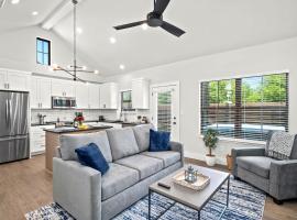 Eagle's Hub - Hot Tub 5 Min to Main, hotel in Fredericksburg