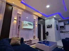 JKA 2-BEDROOM-Apt 24HRS POWER Unlimited WIFI , GARDEN PATIO AREA,FREE DAILY HOUSEKEEPING