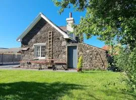 Cosy cottage with hot tub and garden