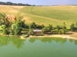 Seul au bord d'un lac