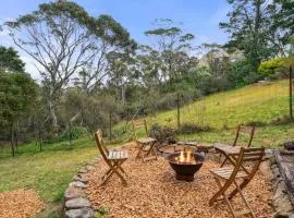 The Mount Vic Escape Fire Pit & Bush Views