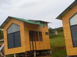 Tinys Solsticio, Tópaga Cabins