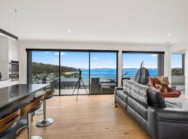 Beachside Luxury Villa - Expansive Panoramic Vistas，位于Kingston Beach的海滩酒店