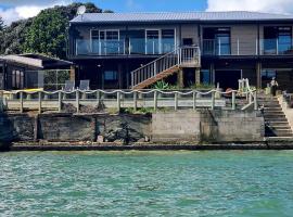 Waterfront Location holiday accommodation – hotel w mieście Raglan