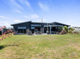 Surfing Fox - Foxton Beach Holiday Home, hotel in Foxton