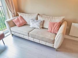 Modern 2 Bedroom Wokingham Apartment, En Suite, Free WiFi, On Site Parking, Guests 4, hotell i Wokingham