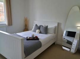 Lavish 2 Bedroom Wokingham Apartment, En Suite, Free WiFi, On Site Parking, Guests 4, hotel in Wokingham