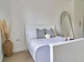Specious 2-Bed Hideaway in Wokingham, En-Suite, Free Wi-Fi & Parking, Sleeps 4