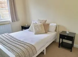 Specious 2-Bed Hideaway in Wokingham, En-Suite, Free Wi-Fi & Parking, Sleeps 4