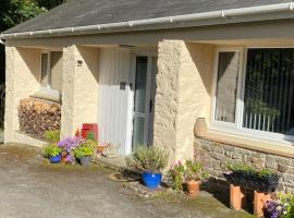 Beautiful renovated former coach house, Hotel in Llandeilo