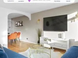 Cosy 3 Bedroom with Free Parking, Garden and Smart TV with Netflix by Yoko Property
