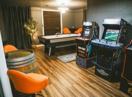 Vibrant Forest Retreat - Game Room, Spa, Fire Pit - Sleeps10, hotel in Spirit Lake