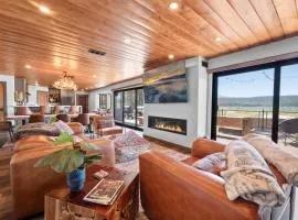 The Lazy Bear - Indulge in breathtaking views of the expansive lake from this charming cabin.