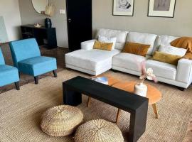 Casa Figari, Carrasco, divina zona cerca de la rambla, hotel em Montevidéu