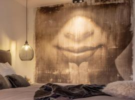 Grand Spa-Francorchamps Villa - Chalourous "home sweat home" for Families, Friends & Pilots - Splendid 4-Bedroom with Home Cinema theater & pool, готель у Спа