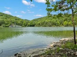 Secluded-Pvt Hot Tub-Free Daily Tickets-Walk to Table Rock Lake
