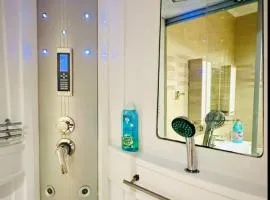 Luxury with sauna and free parking near Acropolis