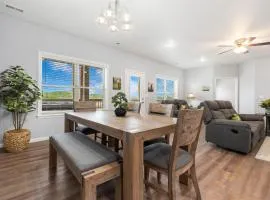 Hot Tub, Golf Course On Site, Arcade, Pvt Deck- HighEnd Decor! Bright Floorplan
